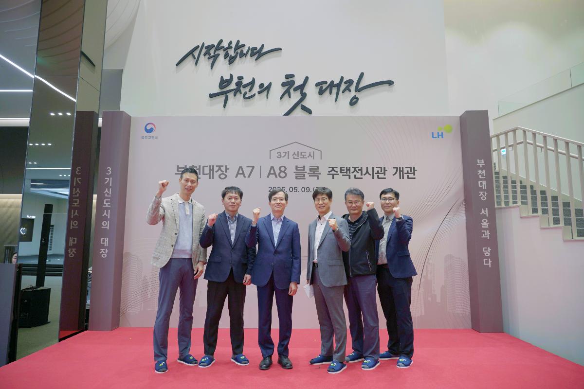 8 단체사진.jpg